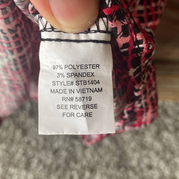 Pink patterned to0- button down - Picture 5 of 5